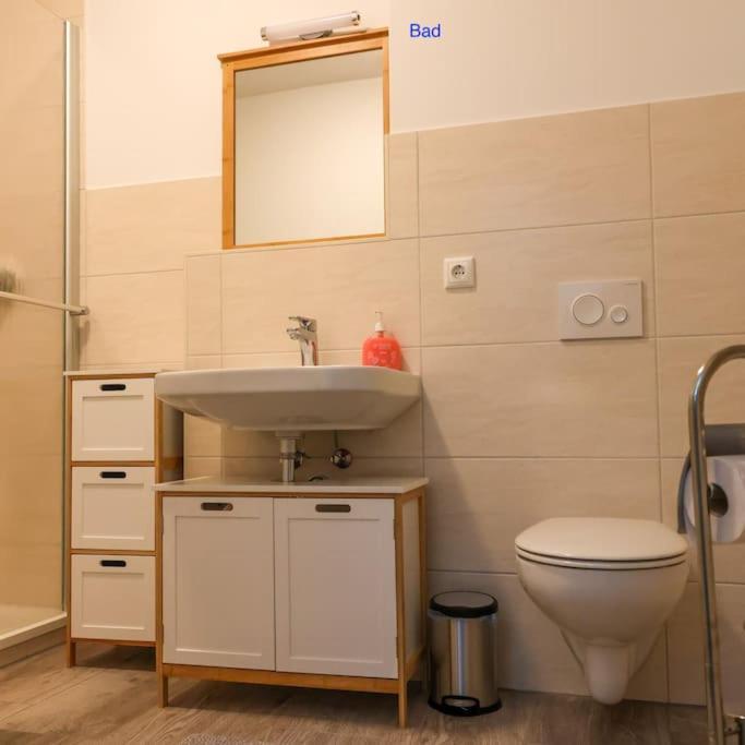 נויברנדנבורג Freundliche Wohnung Mit Parkplatz Und Terrasse מראה חיצוני תמונה