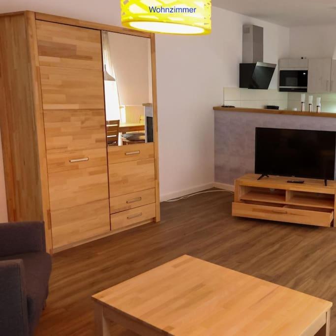 נויברנדנבורג Freundliche Wohnung Mit Parkplatz Und Terrasse מראה חיצוני תמונה