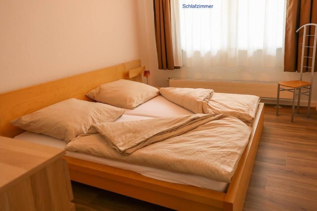 נויברנדנבורג Freundliche Wohnung Mit Parkplatz Und Terrasse מראה חיצוני תמונה